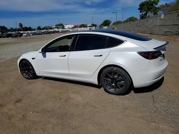 5YJ3E1EBXMF003834 2021 TESLA MODEL 3 - Image 2