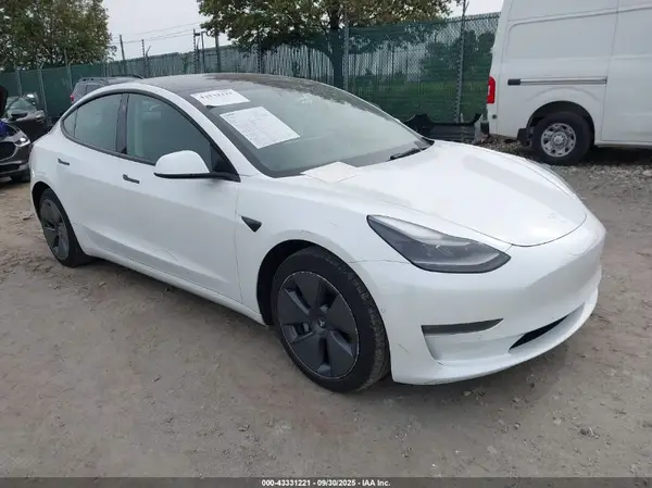 5YJ3E1EBXNF180157 2022 TESLA MODEL 3 - Image 1