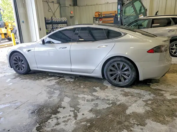5YJSA1E23JF275399 2018 TESLA MODEL S - Image 2
