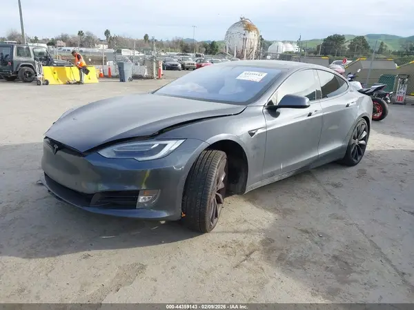 5YJSA1E26JF275980 2018 TESLA MODEL S - Image 2