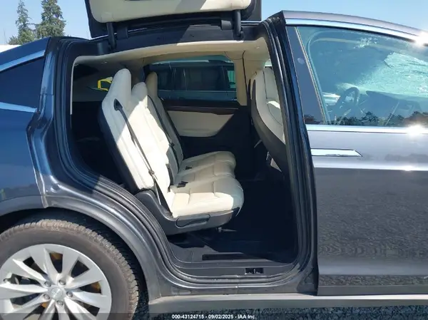 5YJXCAE23JF090303 2018 TESLA MODEL X - Image 8