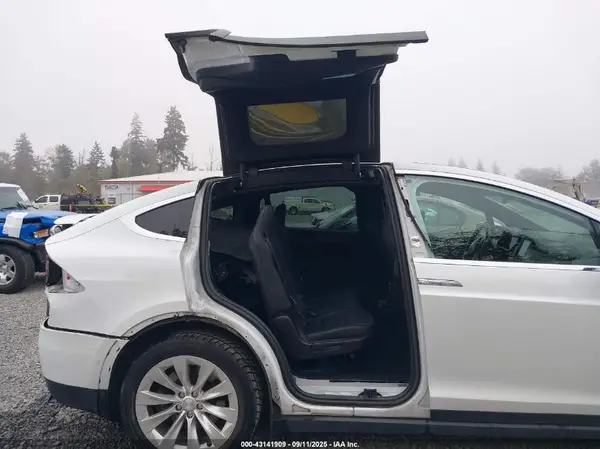 5YJXCAE25KF186757 2019 TESLA MODEL X - Image 8