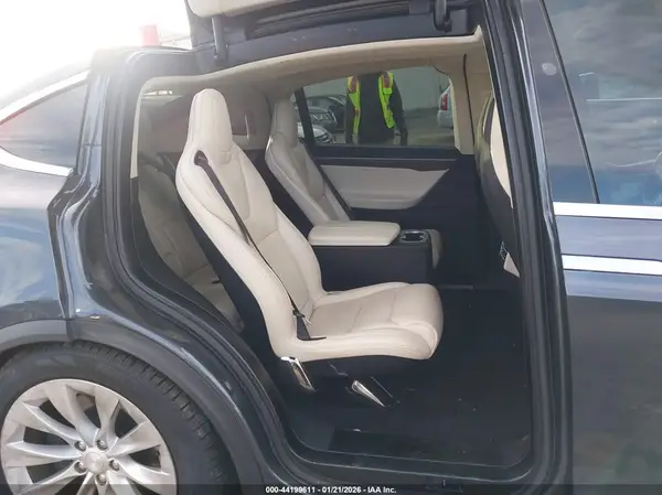 5YJXCBE20HF063821 2017 TESLA MODEL X - Image 8