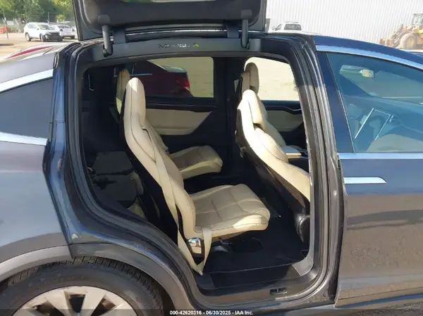 5YJXCBE21GF013055 2016 TESLA MODEL X - Image 8