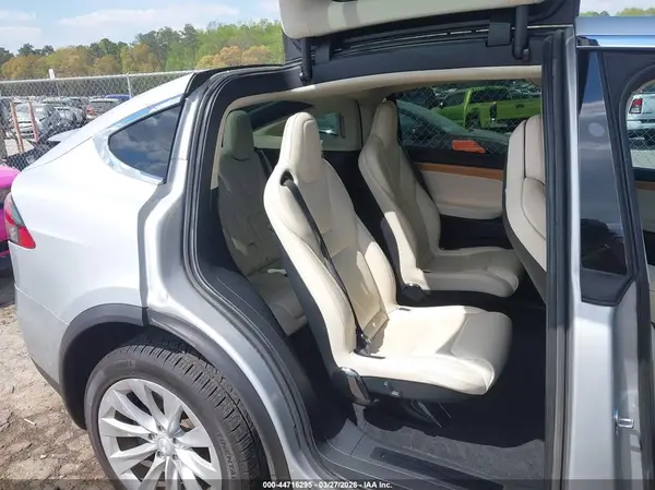 5YJXCBE21JF123983 2018 TESLA MODEL X - Image 8