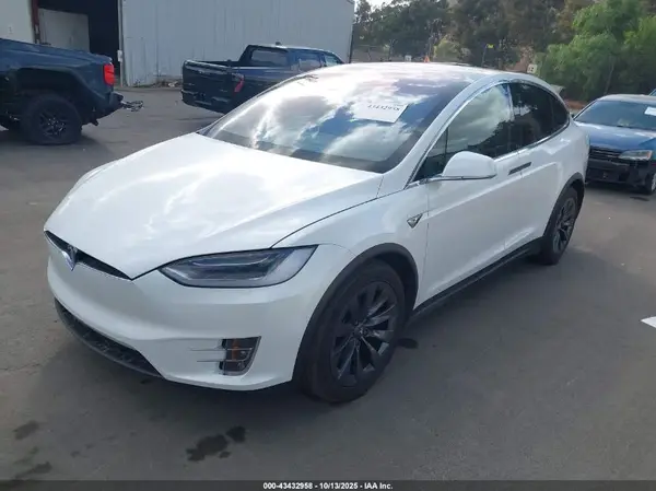 5YJXCBE22JF139660 2018 TESLA MODEL X - Image 2