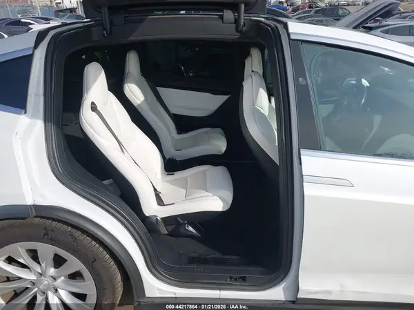 5YJXCBE25JF110637 2018 TESLA MODEL X - Image 8