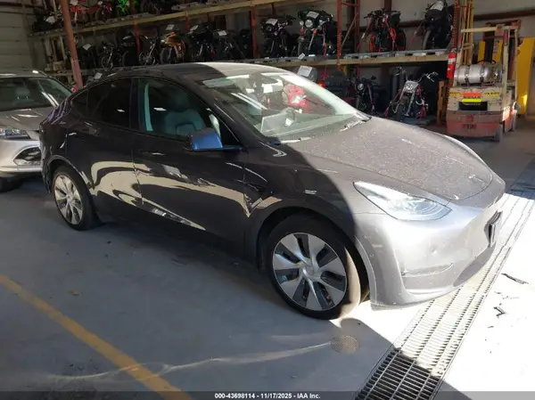 5YJYGAEE1MF207447 2021 TESLA MODEL Y - Image 1