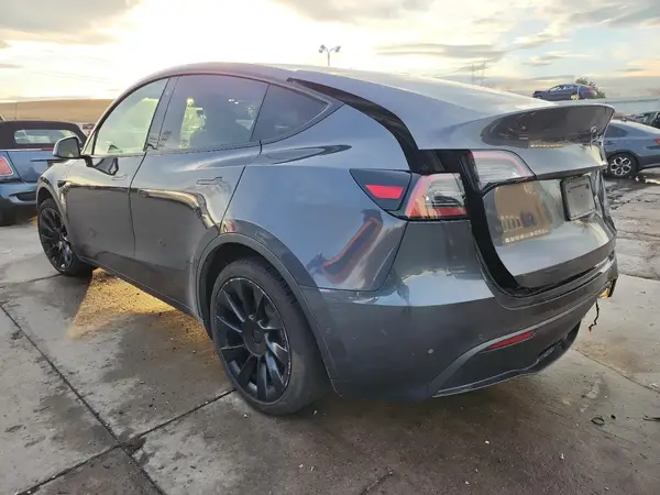 5YJYGAEE1MF211336 2021 TESLA MODEL Y - Image 2