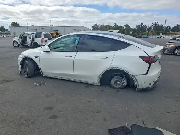 5YJYGAEE2MF155021 2021 TESLA MODEL Y - Image 2
