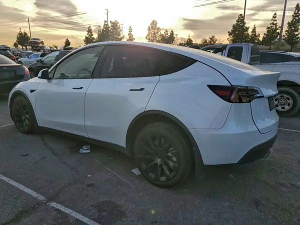5YJYGAEE2MF214102 2021 TESLA MODEL Y - Image 2