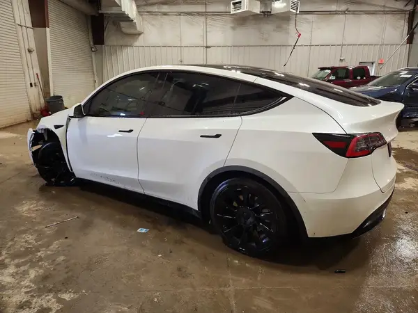 5YJYGAEE3MF136817 2021 TESLA MODEL Y - Image 2
