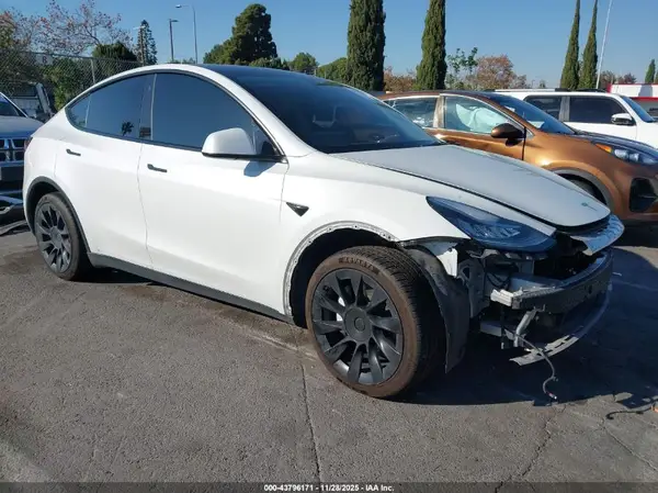 5YJYGAEE3MF228235 2021 TESLA MODEL Y - Image 1