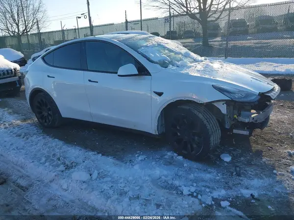 5YJYGAEE6MF180357 2021 TESLA MODEL Y - Image 1