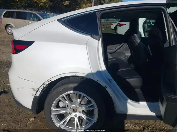 5YJYGDED4MF109604 2021 TESLA MODEL Y - Image 8