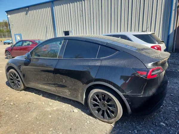 5YJYGDED8MF132724 2021 TESLA MODEL Y - Image 2