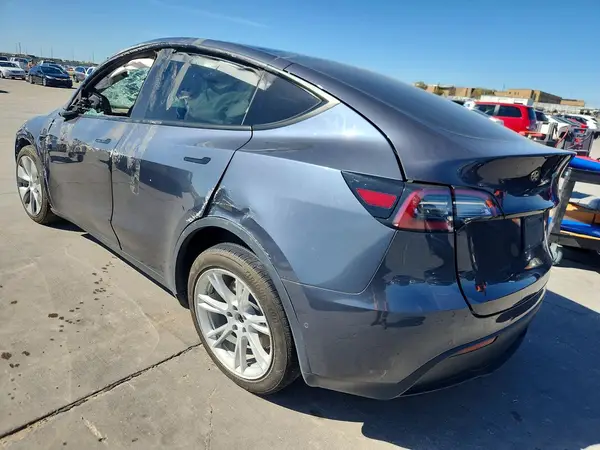 5YJYGDEE0MF204704 2021 TESLA MODEL Y - Image 2