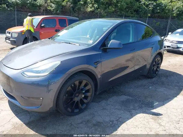 5YJYGDEE3MF192001 2021 TESLA MODEL Y - Image 2