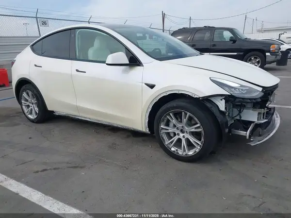5YJYGDEE3MF240404 2021 TESLA MODEL Y - Image 1