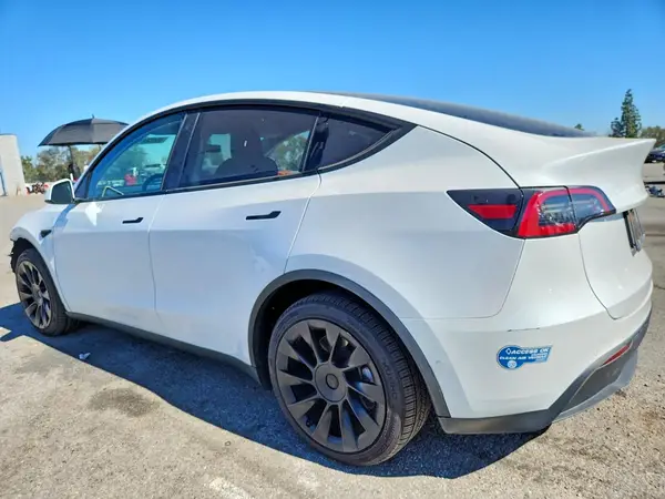 5YJYGDEE3MF244890 2021 TESLA MODEL Y - Image 2