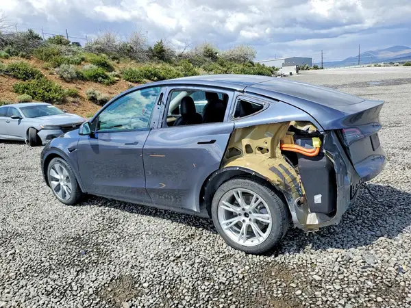 5YJYGDEE6MF070863 2021 TESLA MODEL Y - Image 2