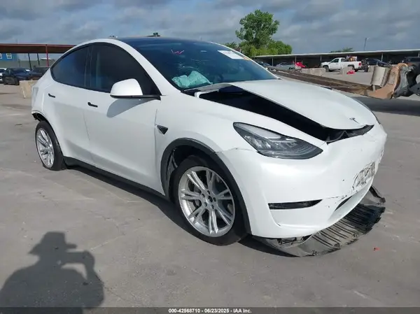 5YJYGDEE6MF211141 2021 TESLA MODEL Y - Image 1