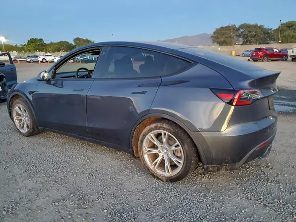 5YJYGDEE8MF068354 2021 TESLA MODEL Y - Image 2