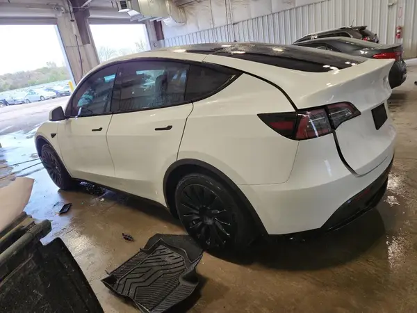 5YJYGDEE8MF211058 2021 TESLA MODEL Y - Image 2