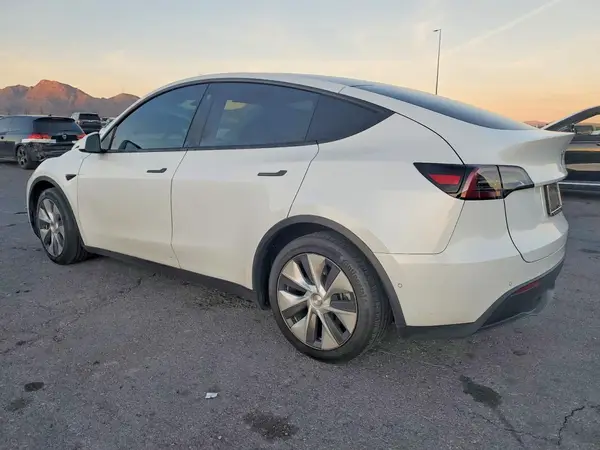 5YJYGDEE9MF207536 2021 TESLA MODEL Y - Image 2