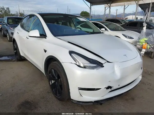 5YJYGDEE9MF232047 2021 TESLA MODEL Y - Image 1
