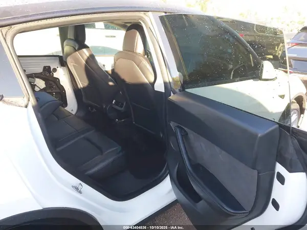 5YJYGDEEXMF304695 2021 TESLA MODEL Y - Image 8
