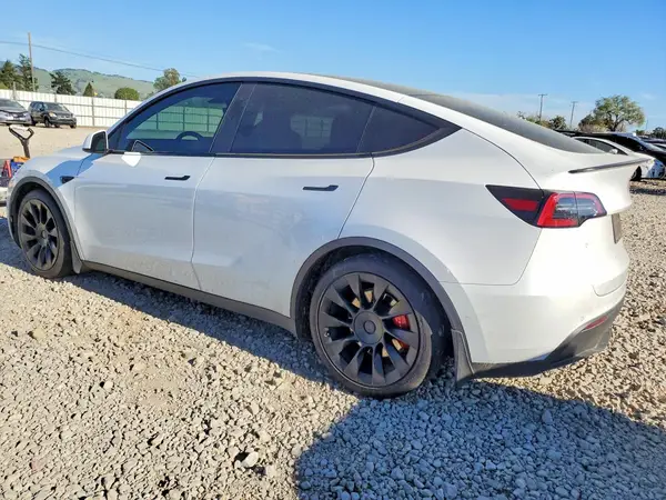 5YJYGDEF7MF240236 2021 TESLA MODEL Y - Image 2