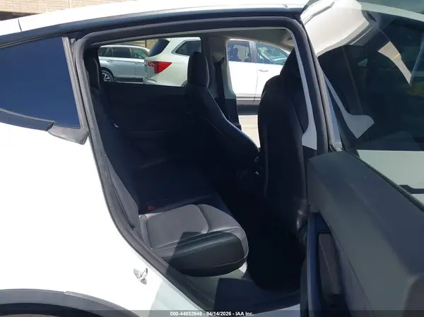 5YJYGDEF9MF215760 2021 TESLA MODEL Y - Image 8