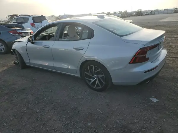 7JR102FK5KG010818 2019 VOLVO S60 - Image 2