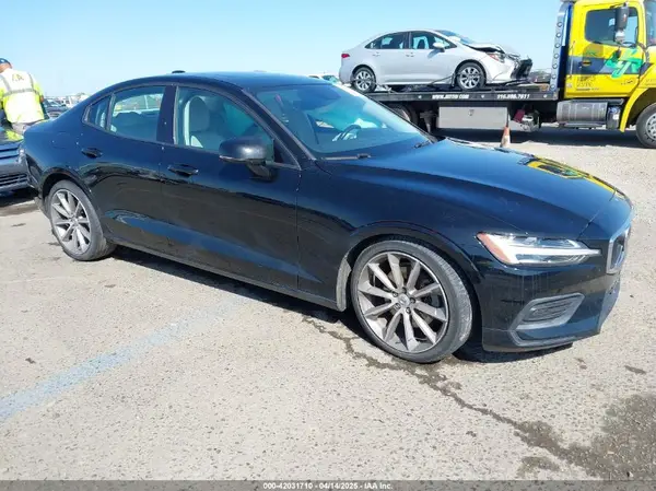 7JR102FK8KG002051 2019 VOLVO S60 - Image 1