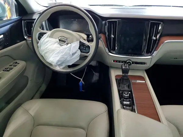7JRA22TK1KG003556 2019 VOLVO S60 - Image 8