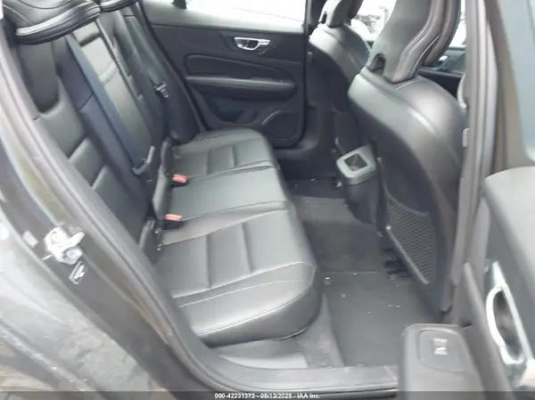7JRA22TK1KG018249 2019 VOLVO S60 - Image 8