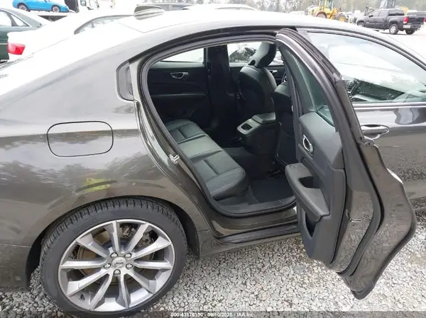 7JRA22TK2KG014128 2019 VOLVO S60 - Image 8