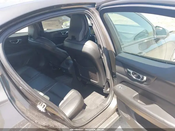 7JRA22TK3KG014915 2019 VOLVO S60 - Image 8