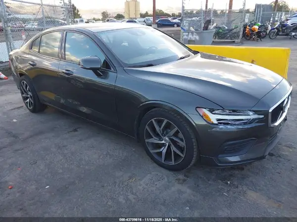 7JRA22TK4KG008878 2019 VOLVO S60 - Image 1