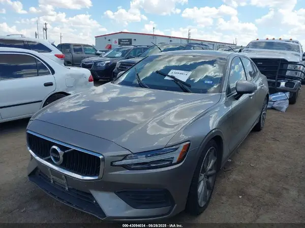 7JRA22TK6KG002452 2019 VOLVO S60 - Image 2