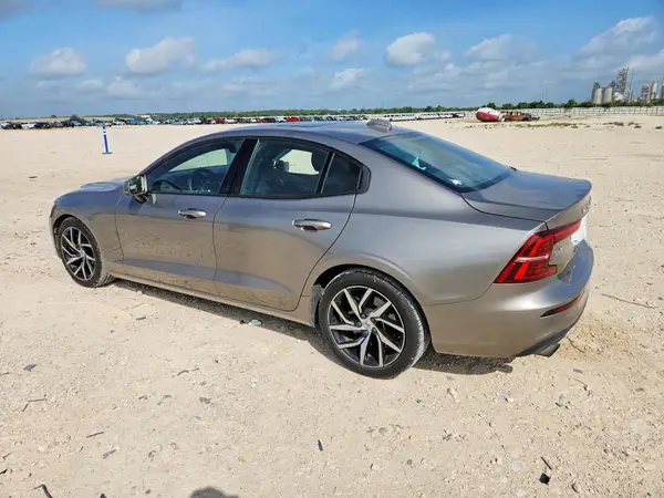 7JRA22TK7KG004999 2019 VOLVO S60 - Image 2