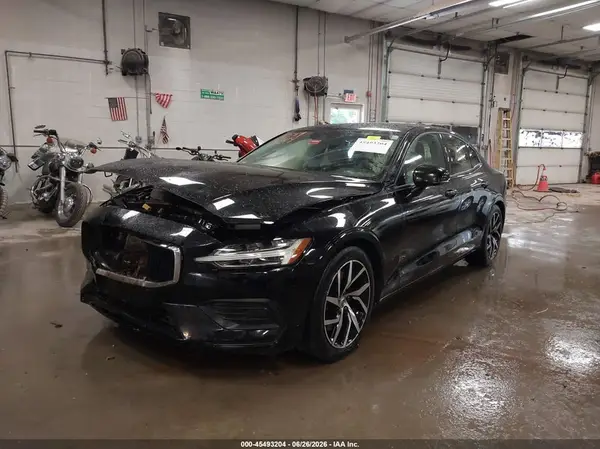 7JRA22TK8KG004817 2019 VOLVO S60 - Image 2