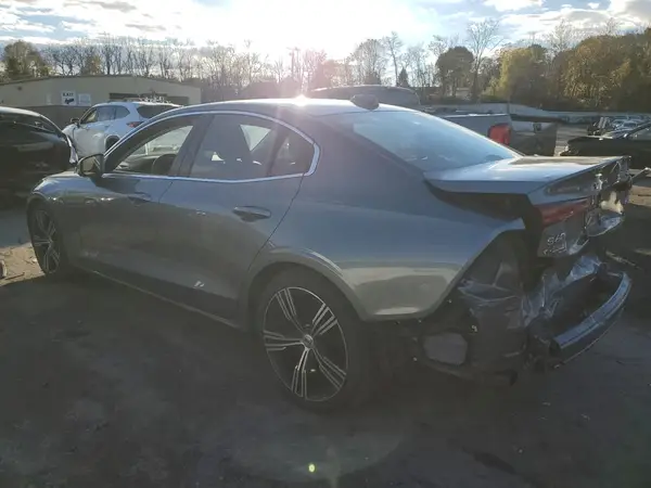 7JRA22TL0KG001810 2019 VOLVO S60 - Image 2