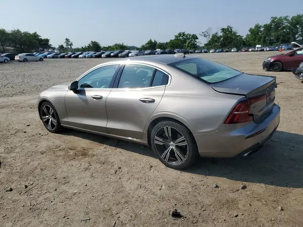 7JRA22TL5KG01759 2019 VOLVO S60 - Image 2