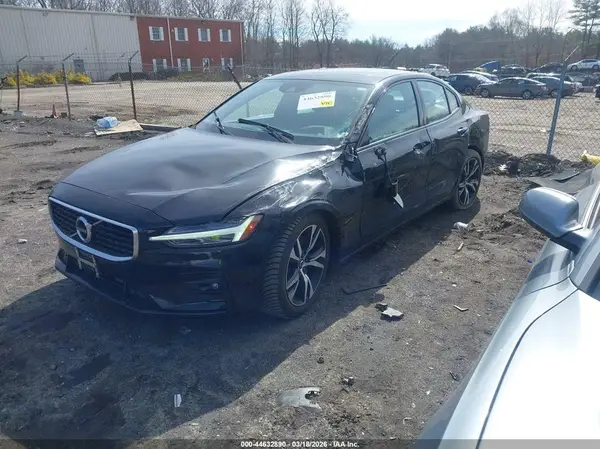 7JRA22TM1KG015868 2019 VOLVO S60 - Image 2