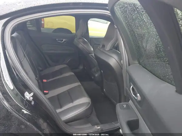 7JRA22TM5KG013637 2019 VOLVO S60 - Image 8