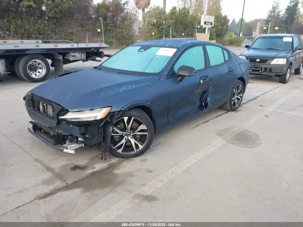 7JRL12FJ8SG362112 2025 VOLVO S60 - Image 2