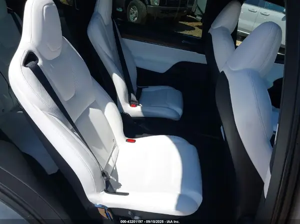7SAXCBE52TF472585 2026 TESLA MODEL X - Image 8