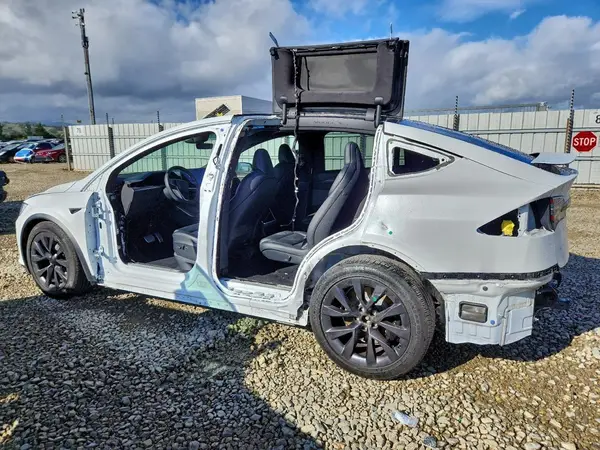 7SAXCBE56PF400410 2023 TESLA MODEL X - Image 2
